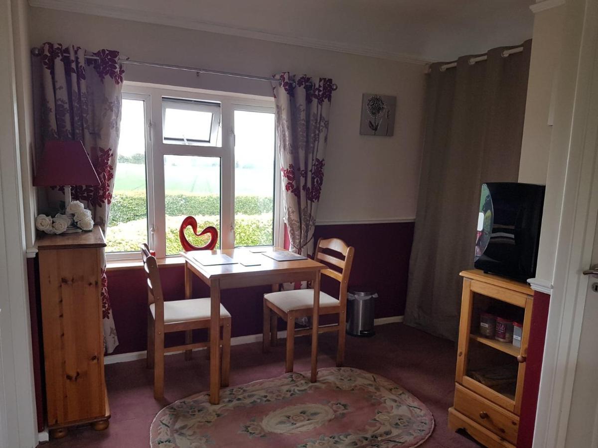 Chimneys B&B Holbrook  Экстерьер фото